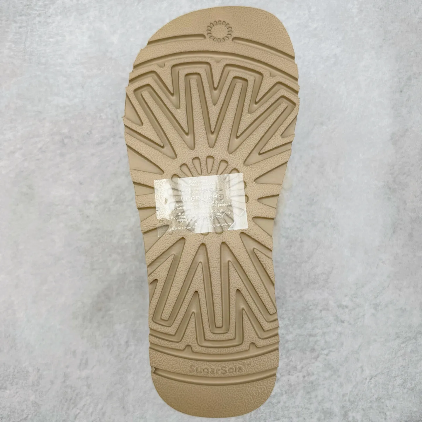 Pick up locally 💰 440 UGG slippers 1206 letter embroidered classic short-tube autumn and winter sheep fur all-in-one snow boots All shoes are made from the same factory as ZP Longfeng A-grade Australian imported sheep fur all-in-one Brand OEM production line Fully follow the ZP process flow OEM original pattern maker Adhere to no original shoes and no development selection Pay attention to every detail The most authentic version on the market TREADLITE "Light Wing" technology outsole Lightweight/durable/flexible/pile size: 35 36 37 38 39 40 Coding: by2936070